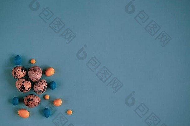 蓝色的春天复活节背景鹌鹑<strong>鸡蛋</strong>色彩斑斓的糖果前视图复制空间