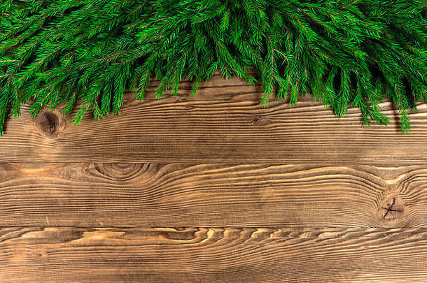 圣诞节框架心形状的使自然冷杉分支机构<strong>黑色</strong>的木背景平躺前视图