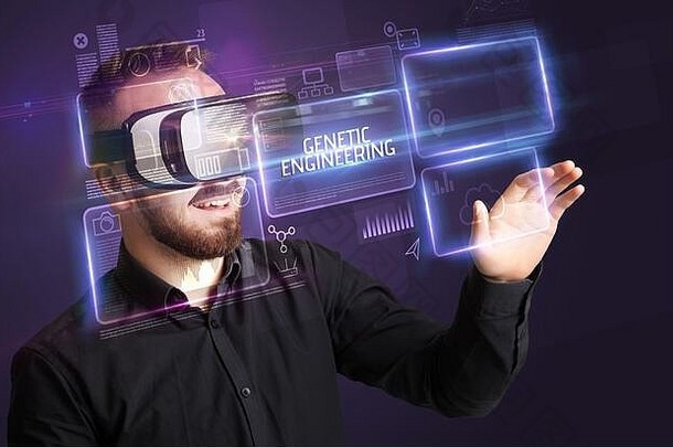 商人透过虚拟现实眼镜看基因工程铭文，新技术概念