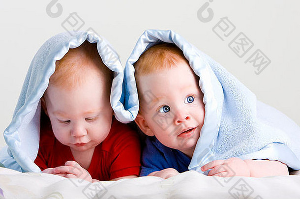 美丽的双胞胎，红头发，躺在柔软的毯子下