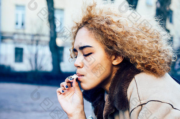 年轻的漂亮的女孩十几岁的吸烟香烟真正的个瘾<strong>君子</strong>社会问题概念