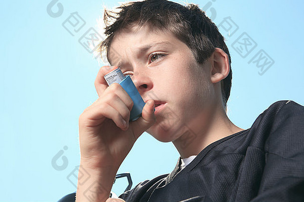 以天空为背景的青少年有哮喘问题
