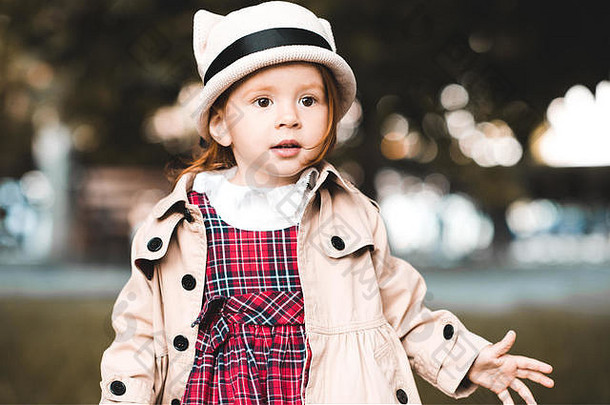 秋天肖像婴儿女孩一年穿时尚的沟外套他在户外<strong>公园</strong>