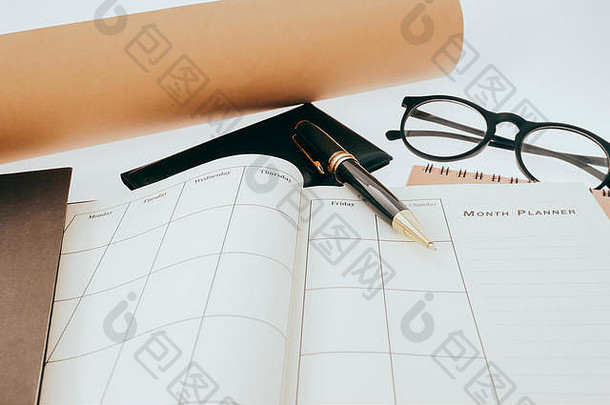 空白的计划笔记本和桌上的笔使用美国组织者计划生活或商业计划概念