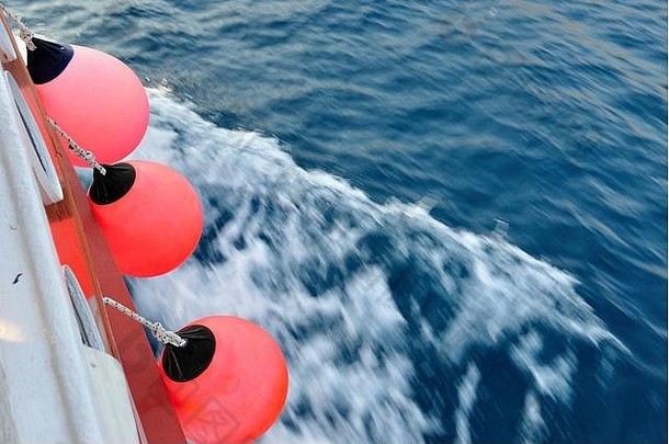 红色的浮标身体移动船挥舞着亚得里亚海海部分图像水平图像