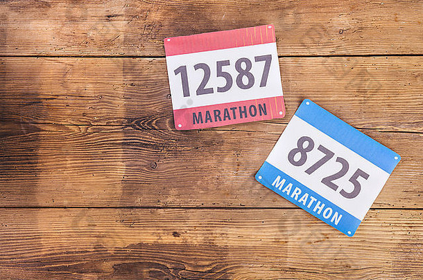 马拉松比赛数量铺设木地板上背景