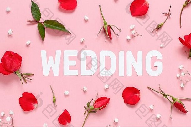 浅粉色背景顶视图上的红玫瑰和文本婚礼