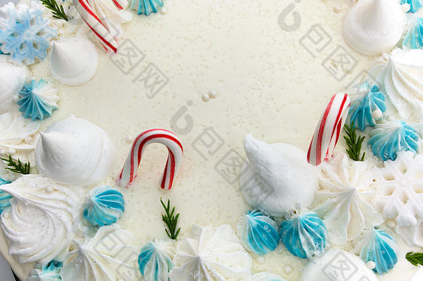 圣诞蛋糕背景。寒假用糖星、糖果棒和雪花做成的糖霜蛋糕