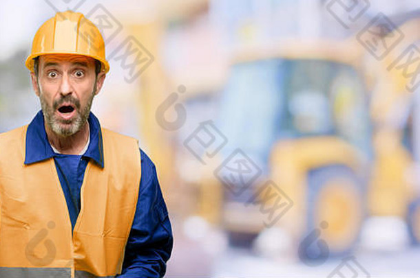 高级工程师男人。建设工人害怕冲击表达恐慌恐惧工作
