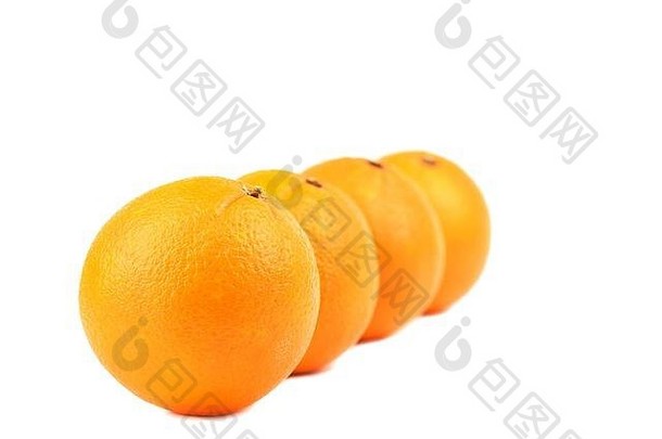 软焦点。在白色背景上分离出四个成熟的橙子。未去皮的成熟橙子。空间。