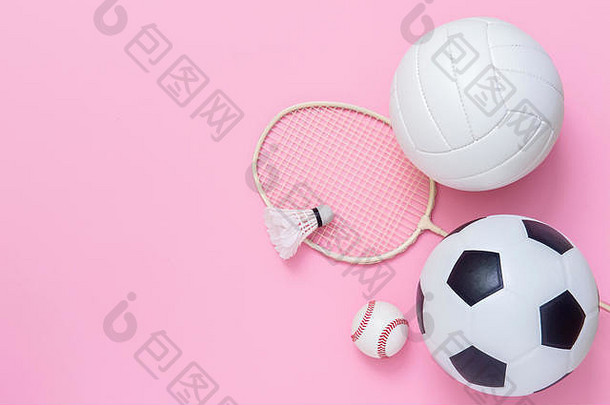 各种各样的体育设备包括篮球足球球排球棒球羽毛球球拍粉红色的背景
