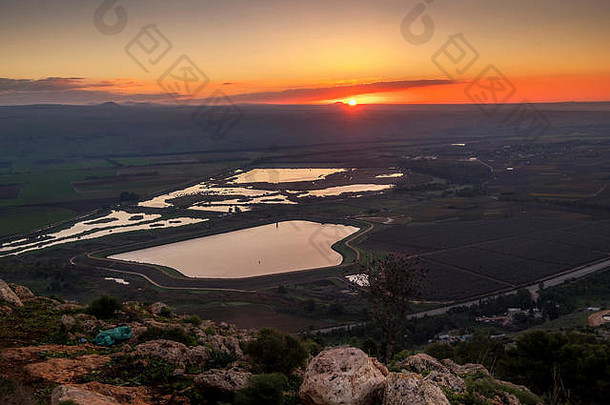 在呼拉山谷和有树木和山脉的湖泊上的<strong>日出</strong>视图，以色列