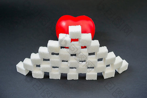心脏形状被困在由白糖块构成<strong>的</strong>墙后，这是<strong>糖尿病的</strong>概念