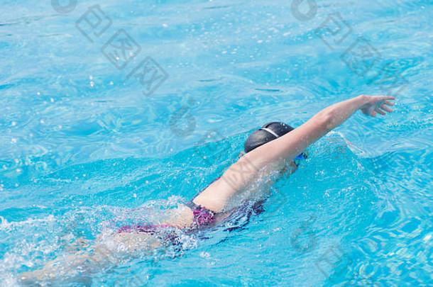 女人护目镜游泳前面爬风格