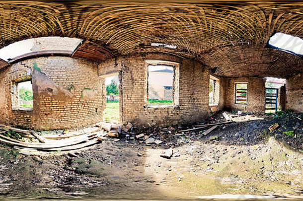 格罗德诺，白俄罗斯-2011年7月17日：一座废弃旧建筑的全景图。等矩形等距球面投影全360度全景图，