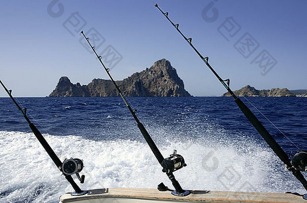 带鱼竿和卷轴的蓝色地中海渔船