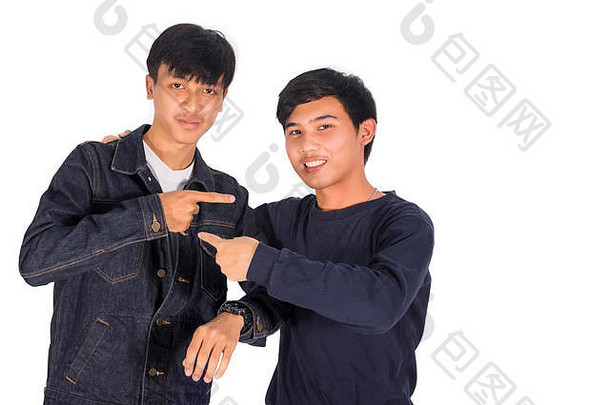 两个亚洲男孩互相指着白色背景。