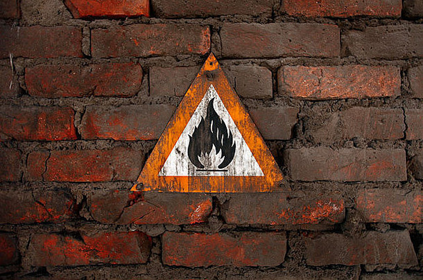 脏墙上有火灾危险信号