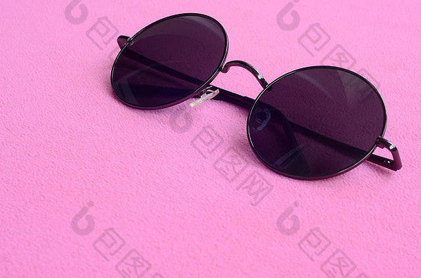 时髦的黑色圆眼镜太阳镜放在柔软蓬松的淡<strong>粉色</strong>抓绒织物制成的毯子上。fema中的时尚<strong>背景图</strong>片