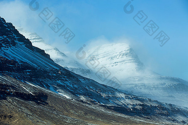 冰岛的雪山景观，冬季