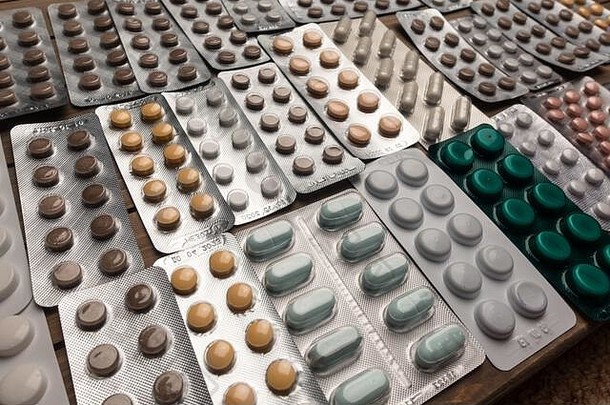 不同药片在桌上的特写镜头，药业概念