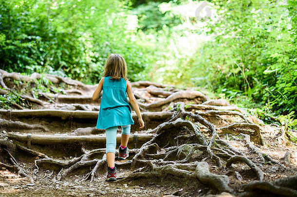 孩子们双胞胎女孩徒步旅行山活跃的家庭父母孩子们登山自然