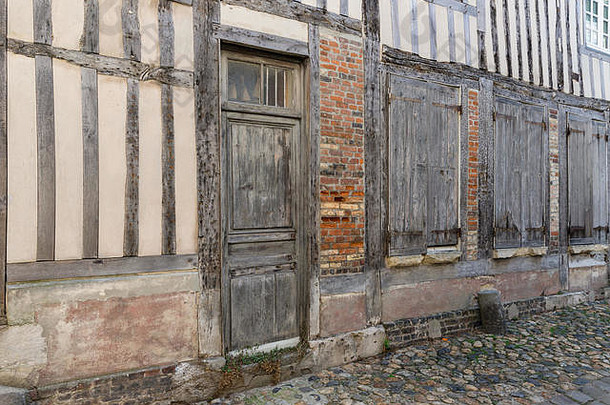 在法国昂弗勒市中心有一条古老的中世纪房屋通道