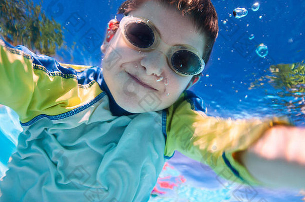 肖像可爱的男孩游泳水下