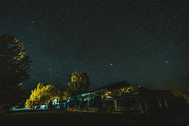 夜景，夜晚星空下的村舍