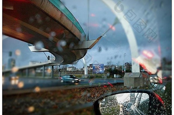 杜塞尔多夫中心城市交通和街道上的雨滴透过挡风玻璃的驾驶员视图
