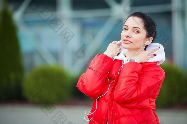 健身女人听音乐电话锻炼在户外体育运动健康的生活方式概念