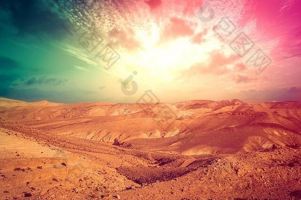 多山的沙漠色彩斑斓的多云的天空犹太人的沙漠以色列