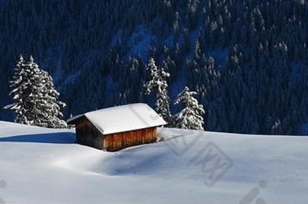被新雪包围的小屋。