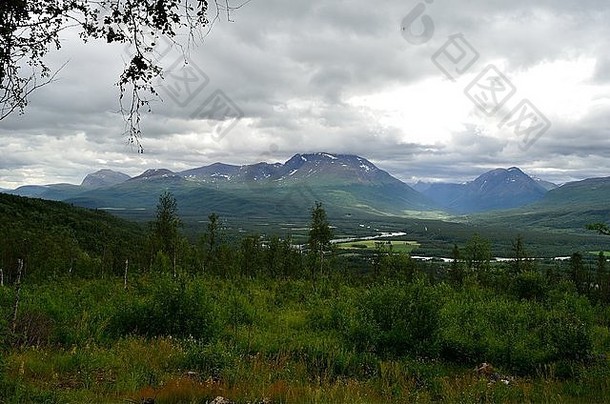 雄伟的河山绿色场景观小结算伦德豪格Troms直辖市夏季
