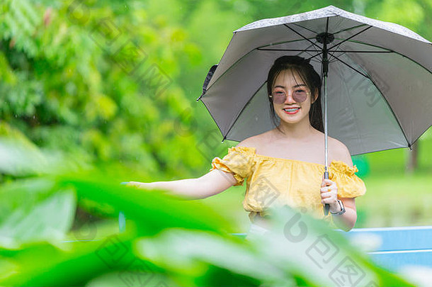 女孩青少年下雨一天手持有伞站微笑雨