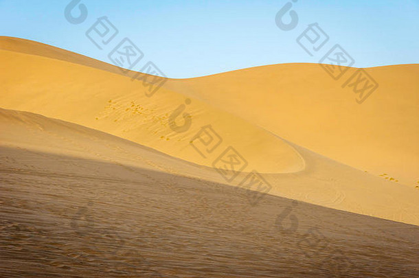 中国敦煌戈壁沙漠中的彩色沙丘