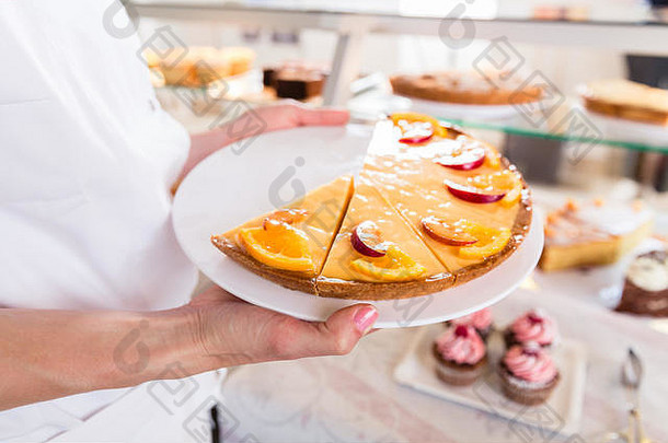 面包<strong>师</strong>销售员展示馅饼和蛋糕