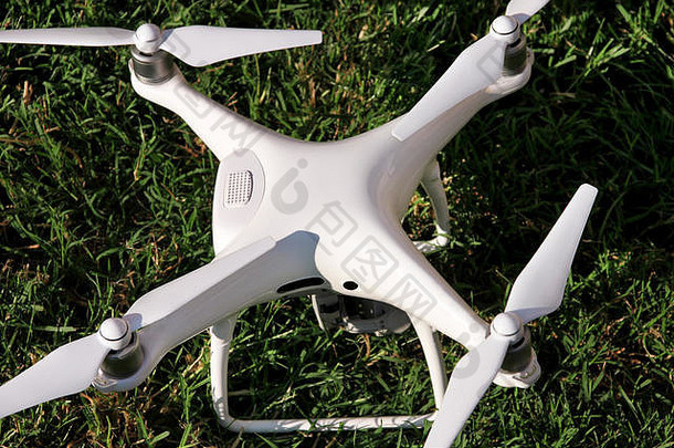 白色四轴飞行器无人机数字相机草准备好了飞空气照片记录镜头无人机