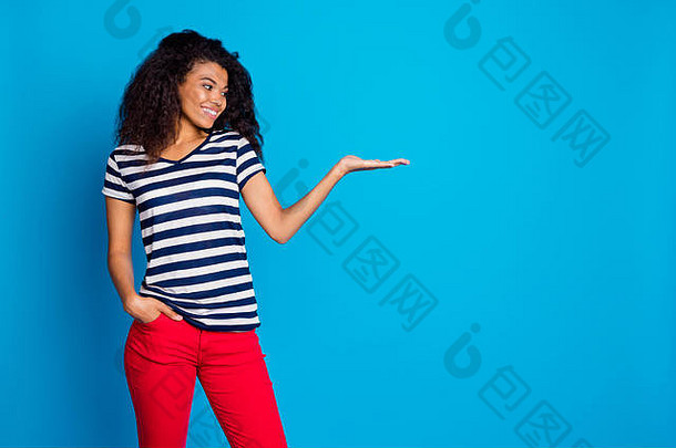 正面开朗的非裔美国女孩推广人侧面照片牵手推荐广告嘲笑她的反馈穿着好看的红色长裤