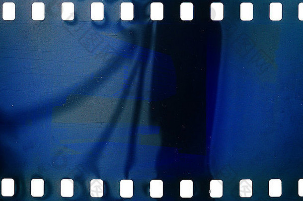 空白皱巴巴的嘈杂的蓝色的电影带纹理背景