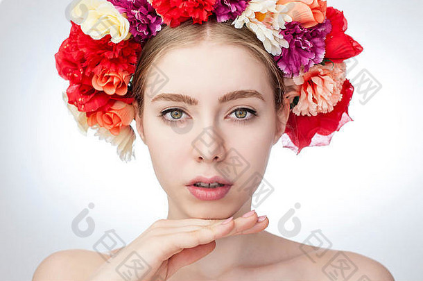 美丽的女模特，精致明亮，头上戴着五颜六色的花环。春<strong>季护肤</strong>-概念。