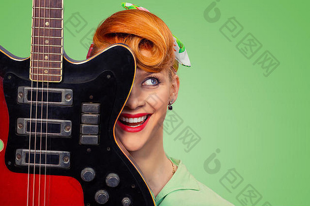 女人美女照片女孩电声岩石吉他微笑快乐孤立的绿色背景复古的古董发型