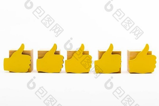 客户反馈概念图显示五只黄色的手在普通背景上分开，竖起大拇指