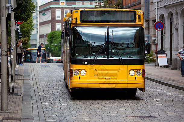 黄色的公共汽车欧洲城市街