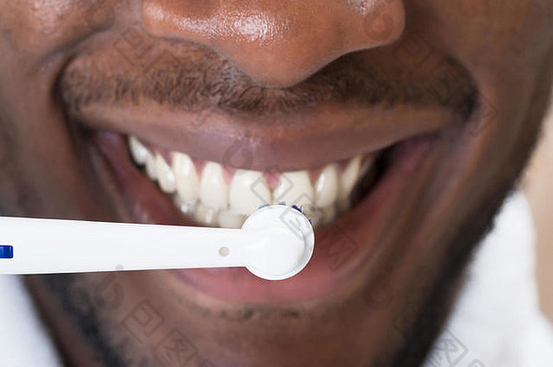 一个非洲男人用牙刷刷牙的特写镜头