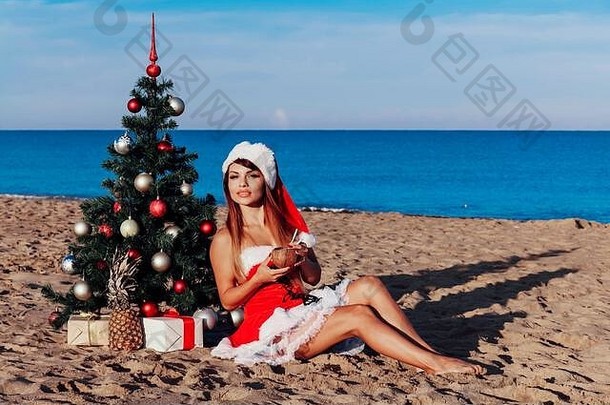 一年圣诞节树海滩度假胜地海女孩