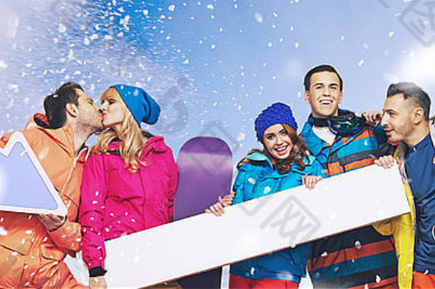 一群以下雪为背景的年轻滑雪运动员