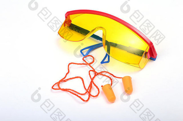 橙色耳塞和工作用安全眼镜。耳塞可在白色背景下降低噪音。