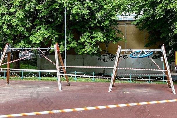 莫斯科俄罗斯：2019冠状病毒疾病儿童的游乐场。院子里的操场上没有孩子。