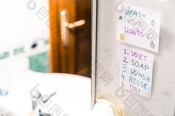 一个孩子画的提醒他要洗手的图画，以及洗手的正确步骤，以避免冠状病毒挂在浴缸里